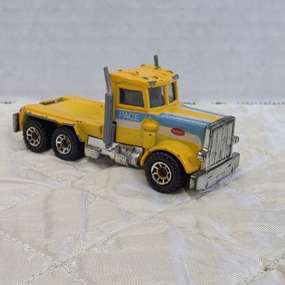 Matchbox Peterbilt Semi-Truck 1981 Yellow Vintage DieCast 1:80 Model Toy Car